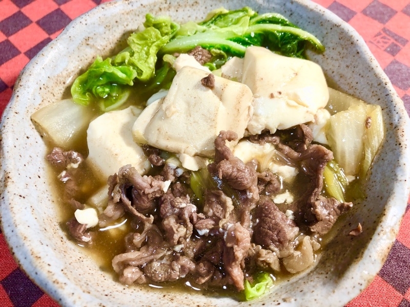 肉豆腐を皿に盛りつけて撮った写真