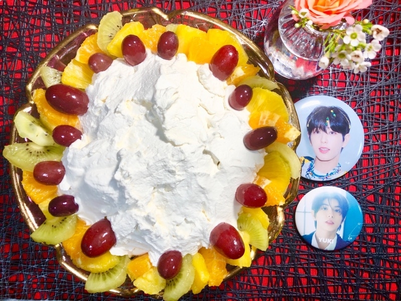 フルーツと生クリームのプリンケーキを撮った写真