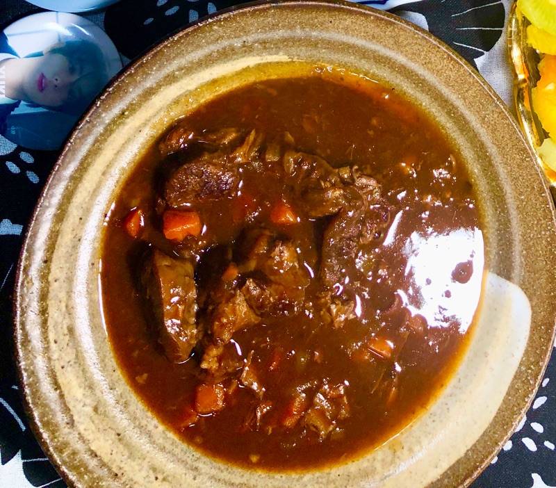 ビーフシチューを盛り付けて撮った写真