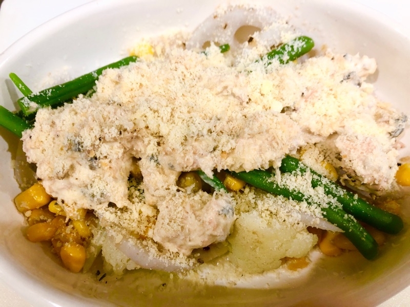 野菜と鮭缶の鮭にパン粉をかけて撮った写真