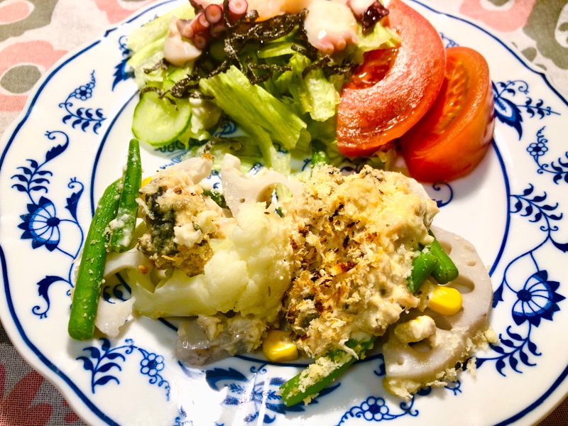 野菜と鮭缶のパン粉焼きとサラダを撮った写真