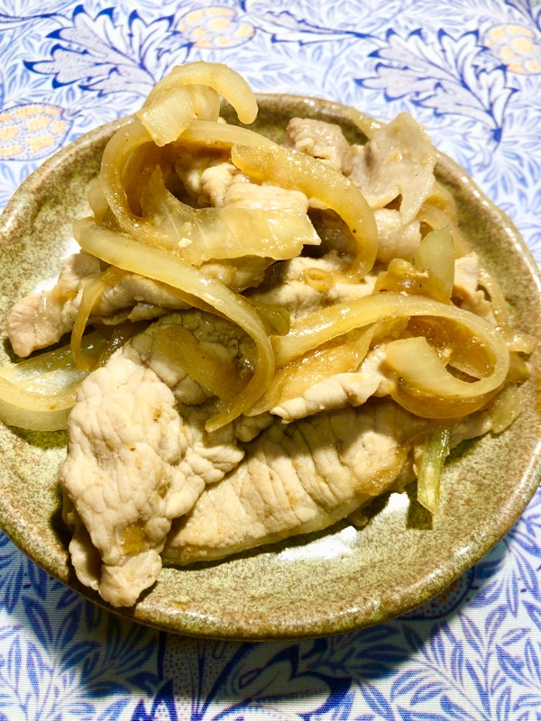 しょうが焼きを取り分けて撮った写真