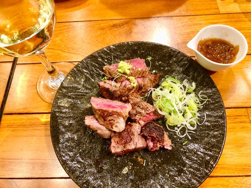 ステーキの昼食を撮った写真