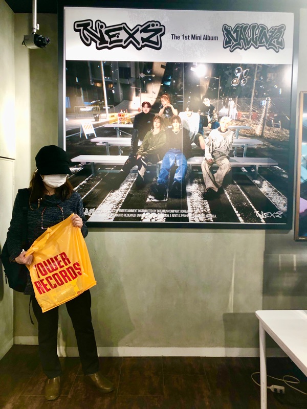 タワーレコード５FNEXZポスターの前で撮った写真
