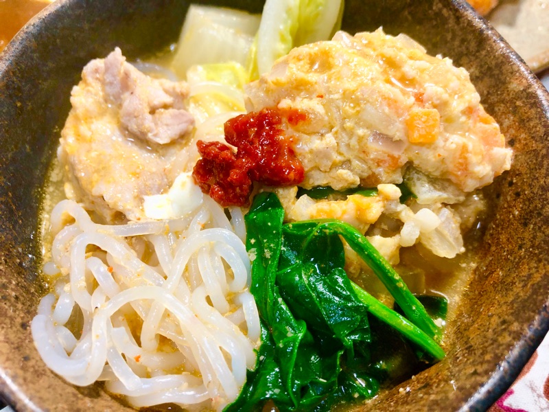 鶏つみれのごま豆乳鍋を取り分けて撮った写真