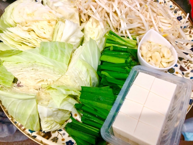 モツ塩鍋の野菜と豆腐を撮った写真