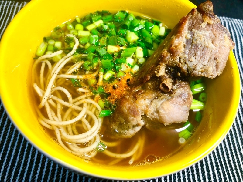 低糖質麺のスペアリブ蕎麦を撮った写真