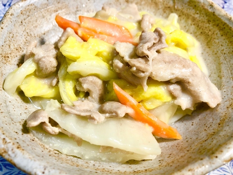 白菜と豚肉のクリーム煮を盛り付けて撮った写真