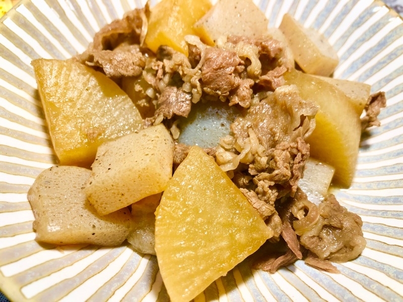 牛肉と大根の煮物を盛り付けて撮った写真