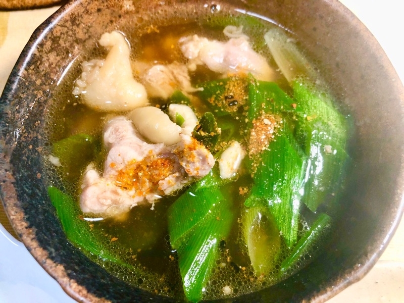 鶏とネギのつけ汁に七味をかけて撮った写真