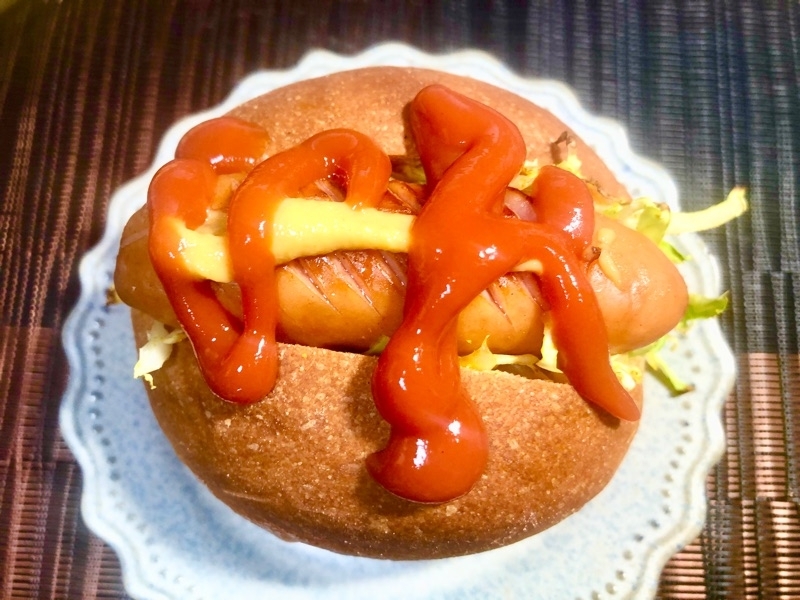 ホットドッグにケチャップをかけて撮った写真
