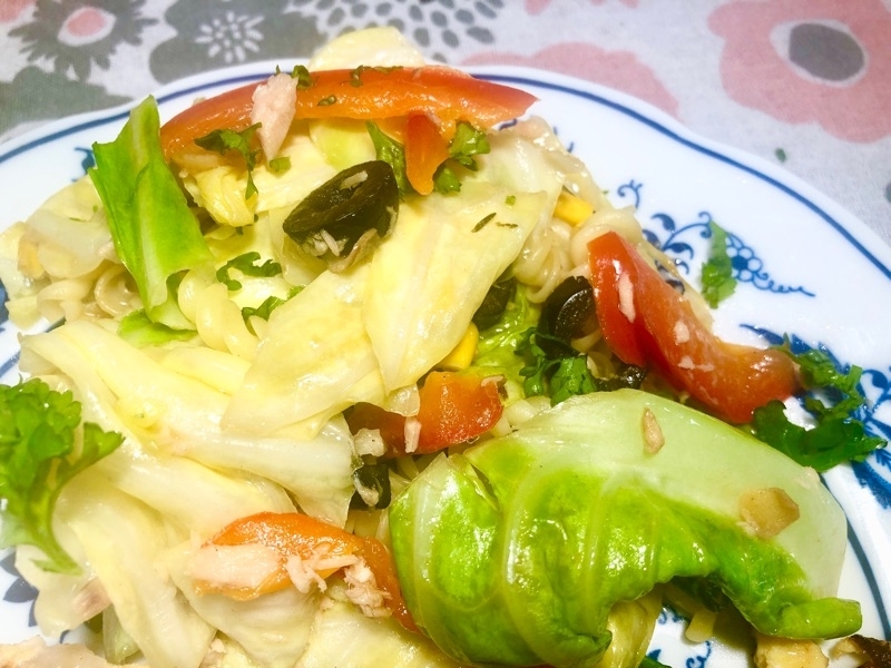 キャベツとツナのパスタを取り分けて撮った写真