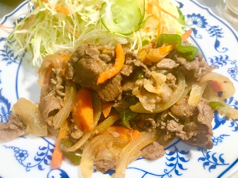 牛肉と野菜の炒めものを撮った写真