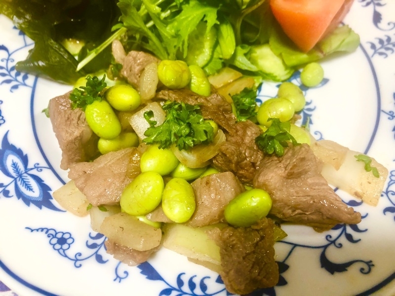 牛肉と枝豆の炒めものを撮った写真