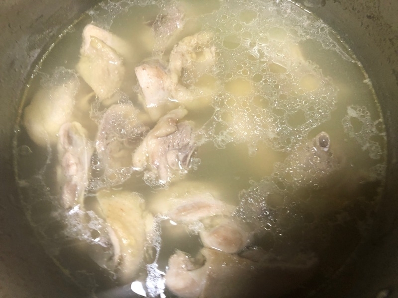 煮込んだ鶏もものぶつ切りを撮った写真