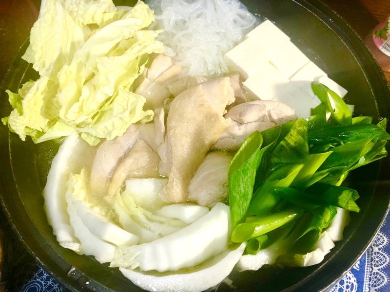 鶏もも肉のぶつ切りと野菜を撮った写真