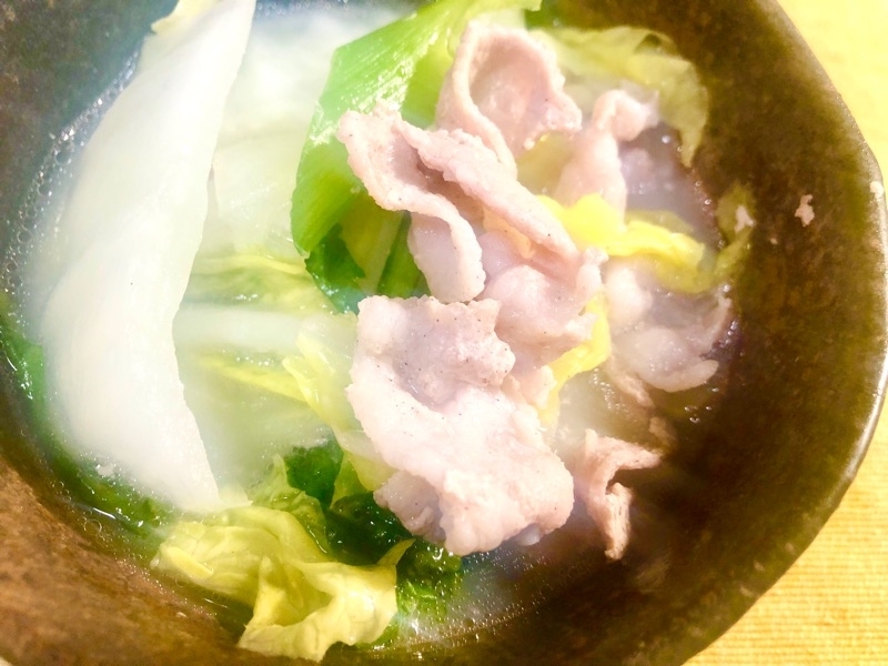 鍋をお皿に入れて撮った写真