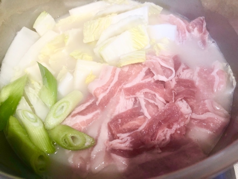 牛テール鍋の食材を撮った写真