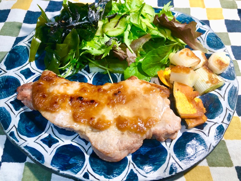 豚ロースの味噌焼きを盛り付けて撮った写真