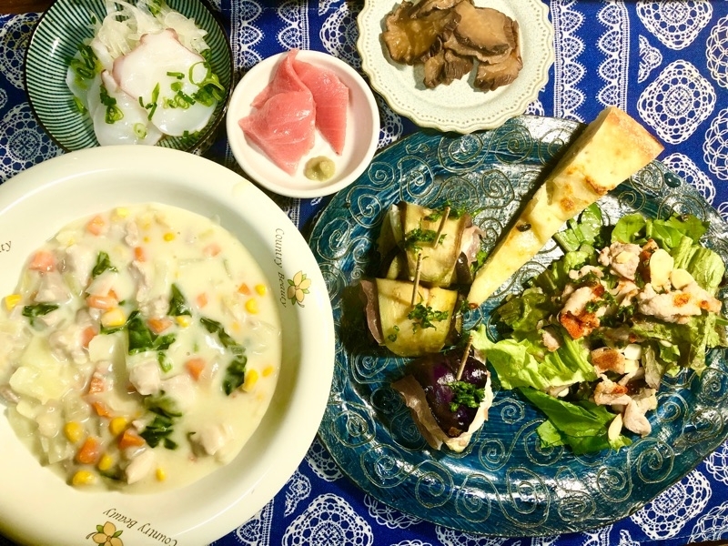 シチューとチーズのナス巻と刺身の夕食を撮った写真