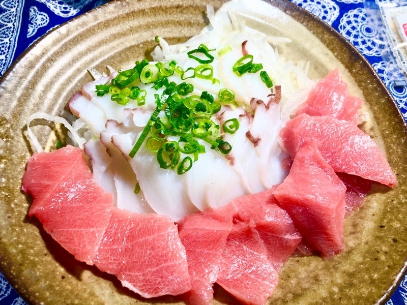 水ダコの塩ポン酢とマグロの刺身を撮った写真