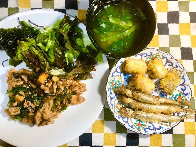 シシャモ揚げと豚バラ炒めの夕食を撮った写真