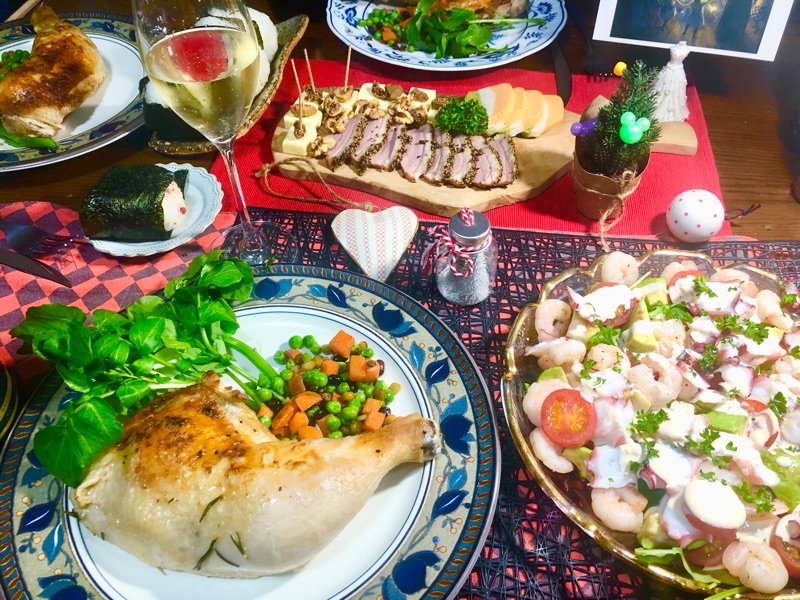 ローストチキンのMerry Christmasの食卓を撮った写真