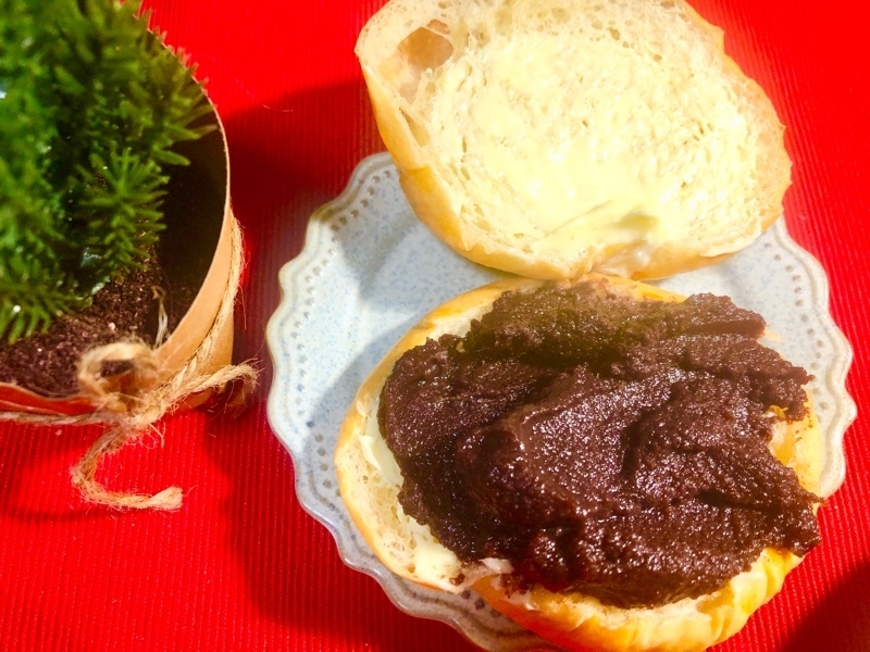 低糖質もち麦パンにあんを入れ撮った写真