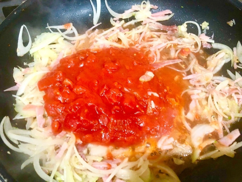 炒め野菜にトマト缶を入れて撮った写真