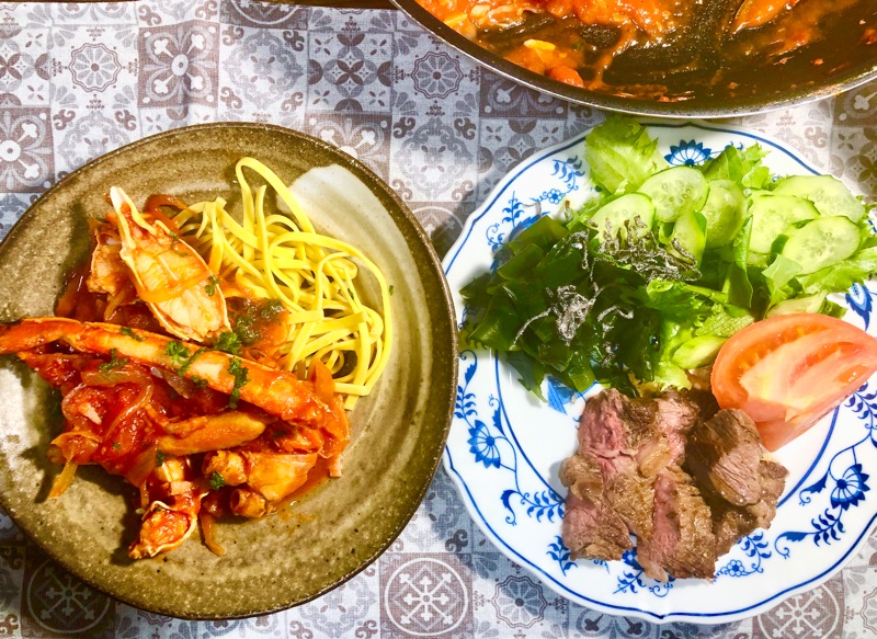 低糖質麺のカニスパゲッティとステーキの夕食を撮った写真
