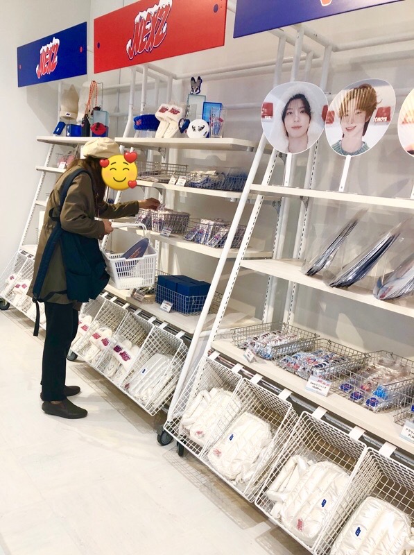 ZNEXZグッズを選ぶところを撮った写真