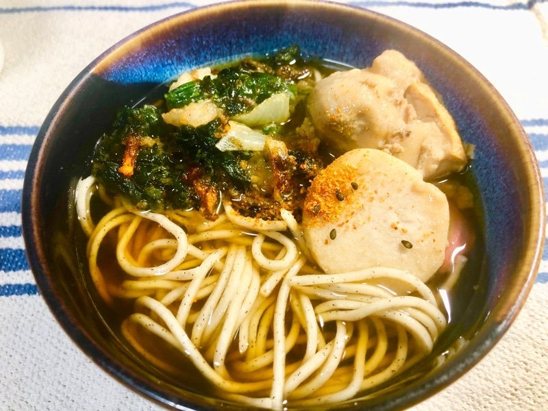 煮物とかき揚げの低糖質そばを撮った写真