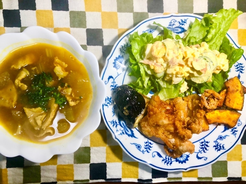 揚げ物とスープの夕食を撮った写真