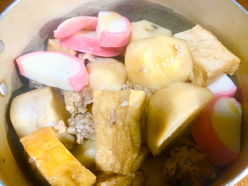 里芋とかまぼこの煮物を撮った写真