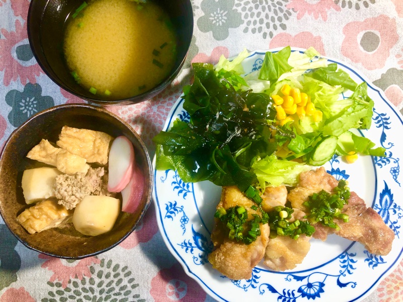 甘酢ネギダレの唐揚げと煮物の夕食を撮った写真