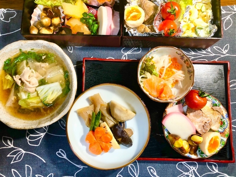 おせちとスープの夕食を撮った写真