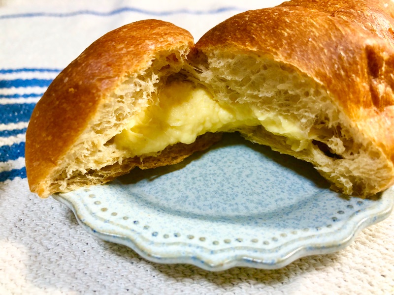 低糖質クリームコロネを割って撮った写真