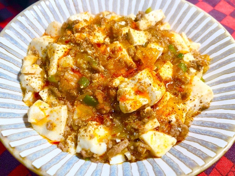 マーボー豆腐に辛味をかけて撮った写真