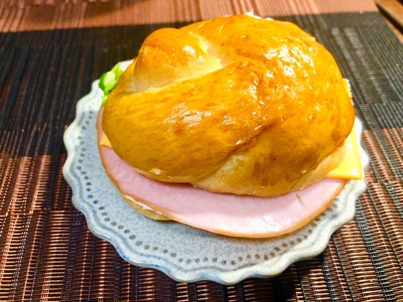 低糖質もち麦パンのハムチーズサンドを撮った写真