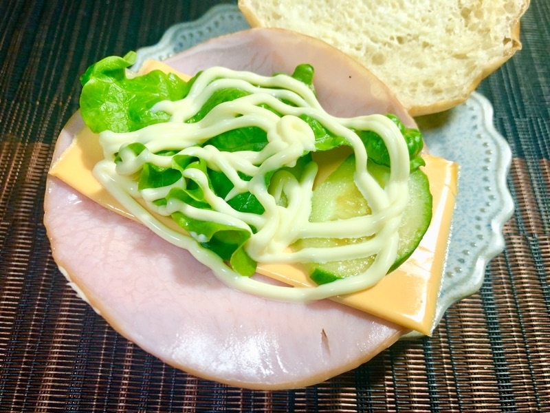 低糖質もち麦パンにハムチーズをのせて撮った写真