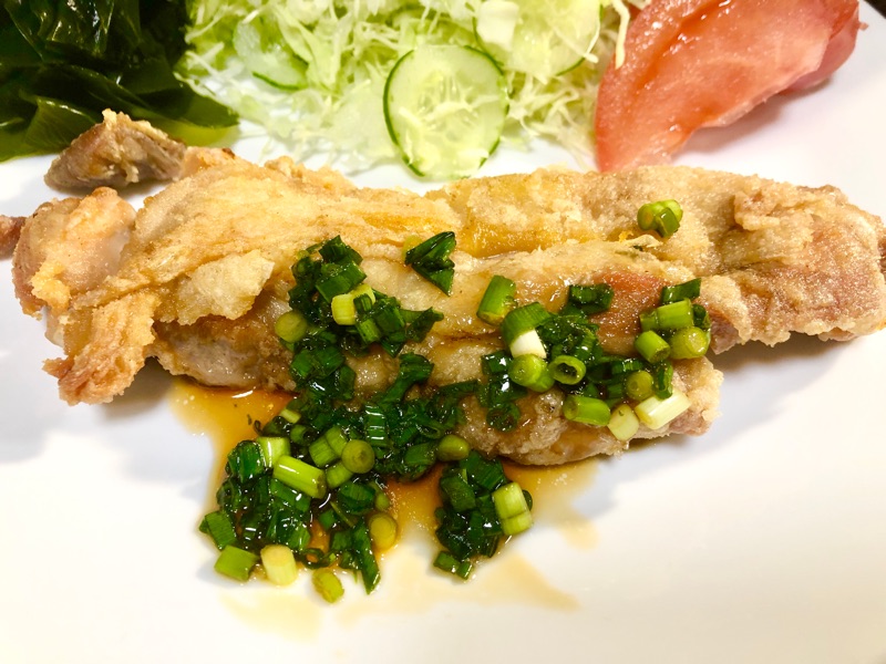 揚げ鶏の甘酢ネギダレを撮った写真
