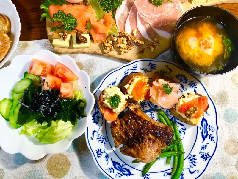 スペアリブとカナッペの夕食を撮った写真