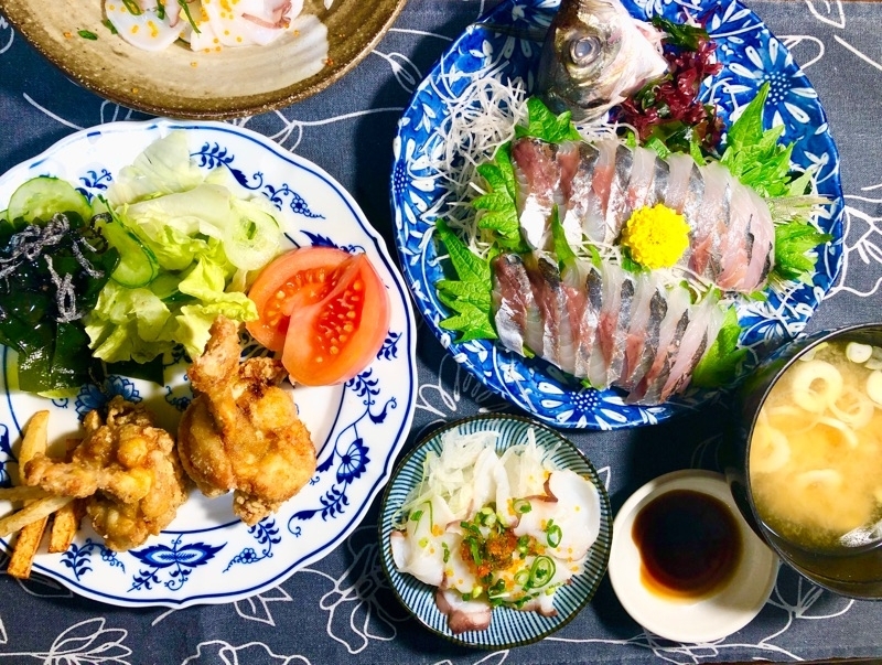 刺身と唐揚げの夕食を撮った写真