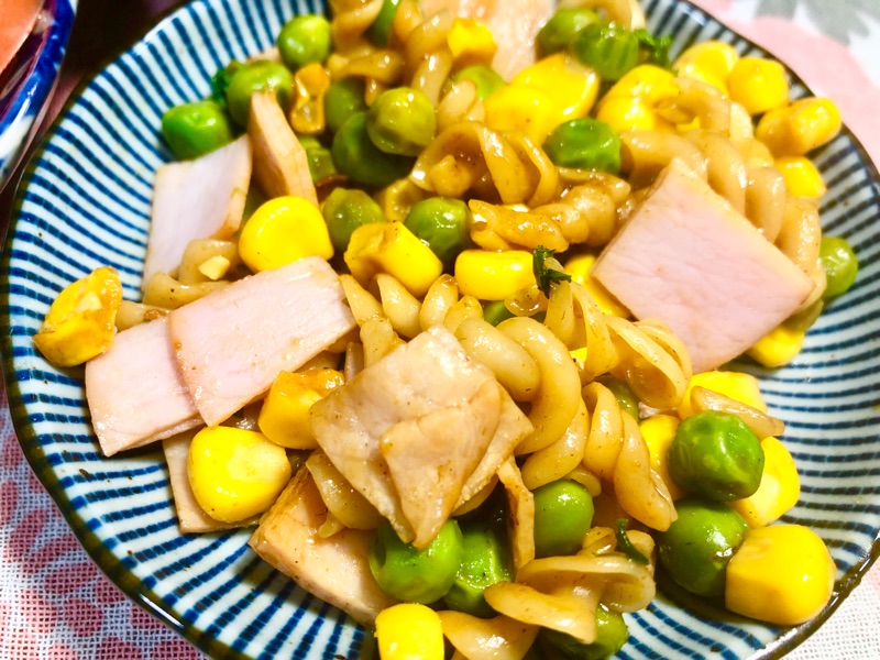 カレーパスタのパスタを減らして撮った写真