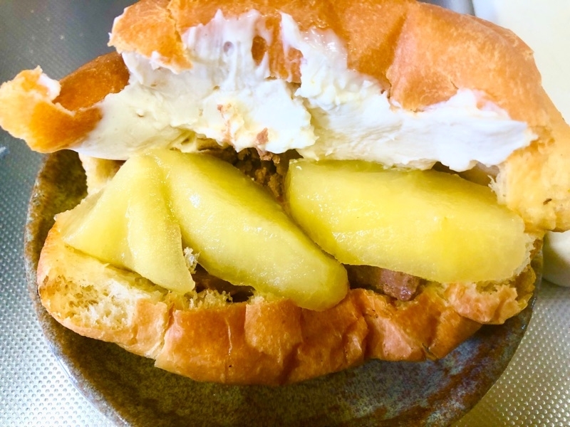 クリームと煮リンゴを挟んで撮った写真