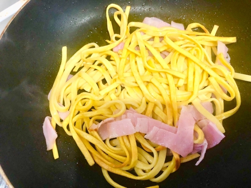 低糖質麺を炒めて撮った写真