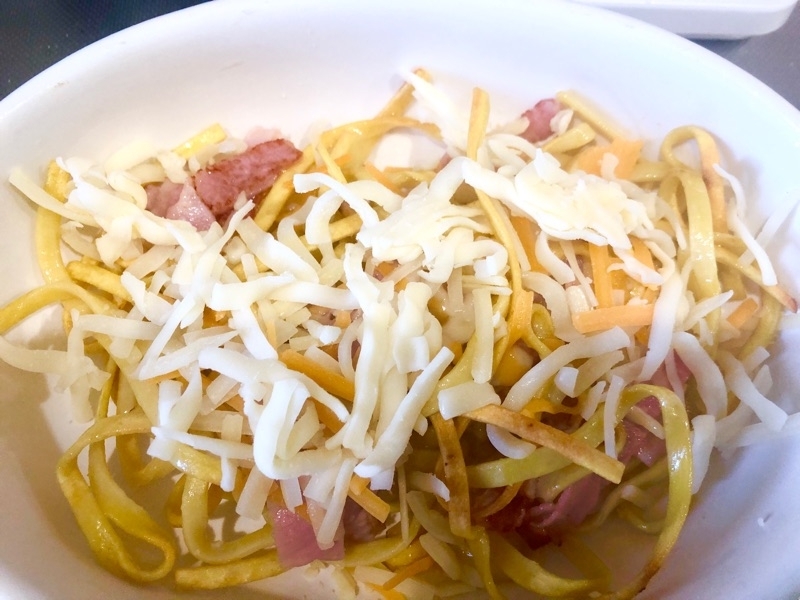 焼いた低糖質麺にチーズをかけて撮った写真