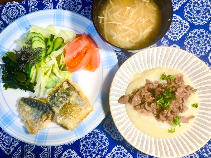 牛肉の赤ワイン煮と塩サバから揚げの夕食を撮った写真