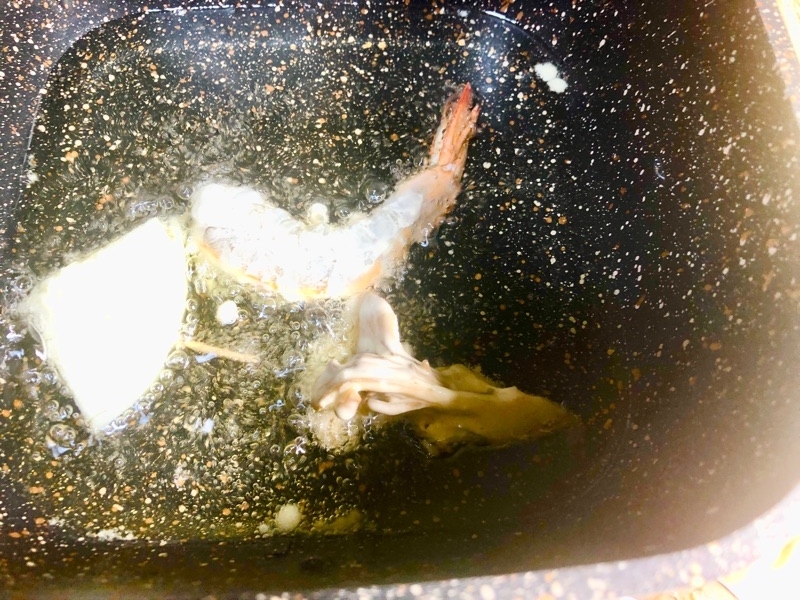 卓上で天ぷらを揚げるところを撮った写真