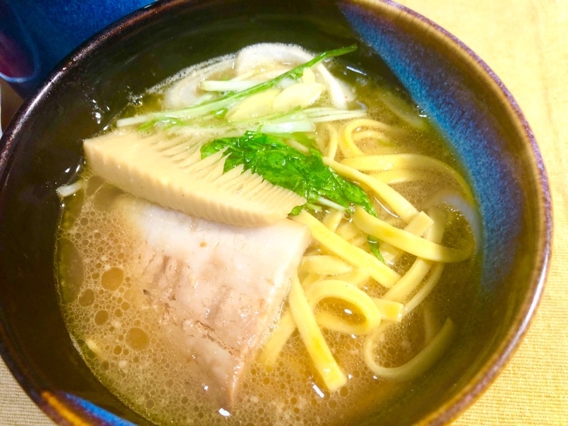 低糖質麺の豚骨醤油ラーメンを撮った写真
